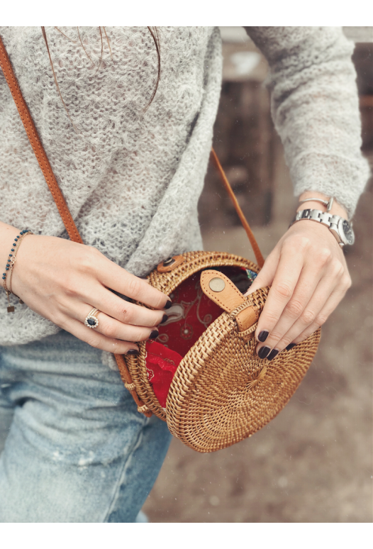 Round straw crossbody