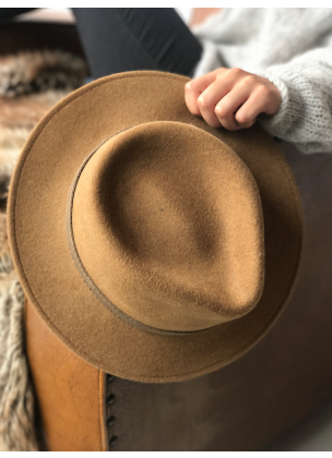 Classic camel hat 
