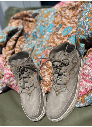 Uluru Sneaker Akoya Artwork